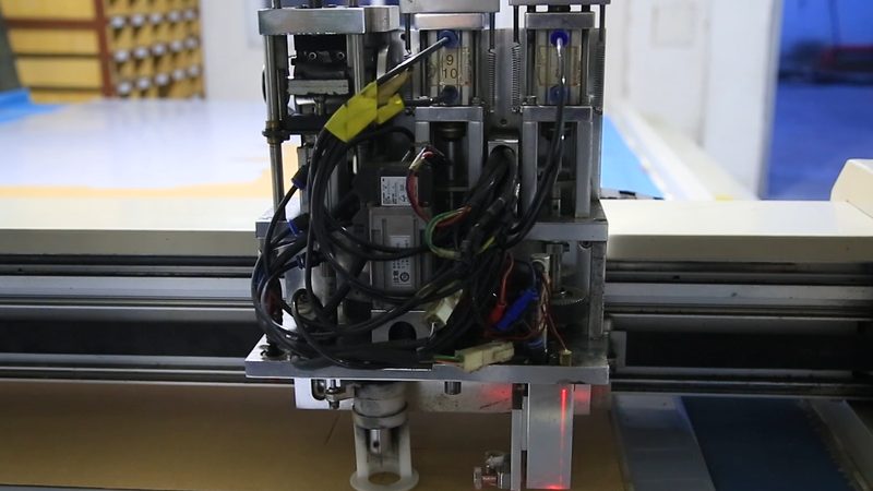 Digital sample cutting machine working on corrugated board